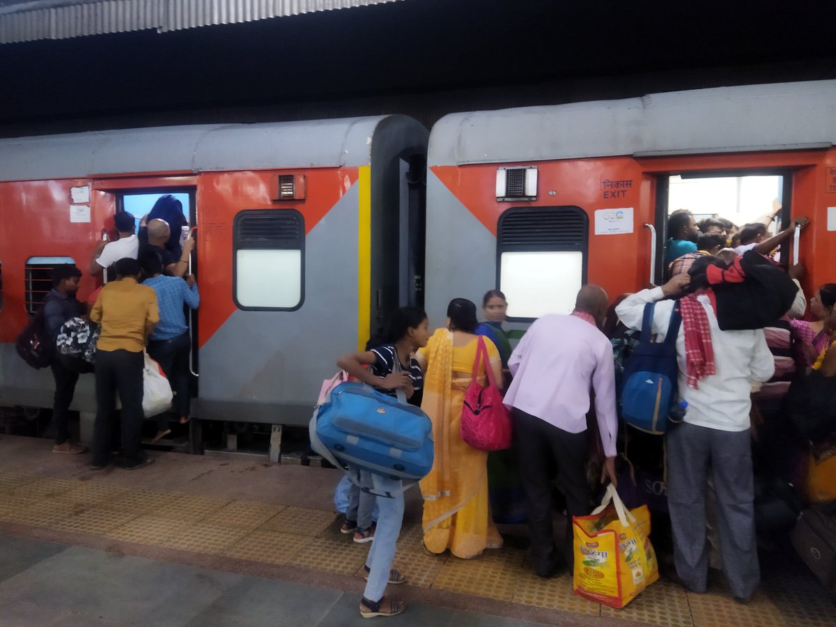 RituprabhaS's tweet photo. @srdcm_prayagraj @drmncrald @RailwaySeva ट्रेन के कोच का हाल जिनका टिकट है उनको कोच के नही घुसने दिया जा रहा है। https://t.co/b2WDhoBMBX