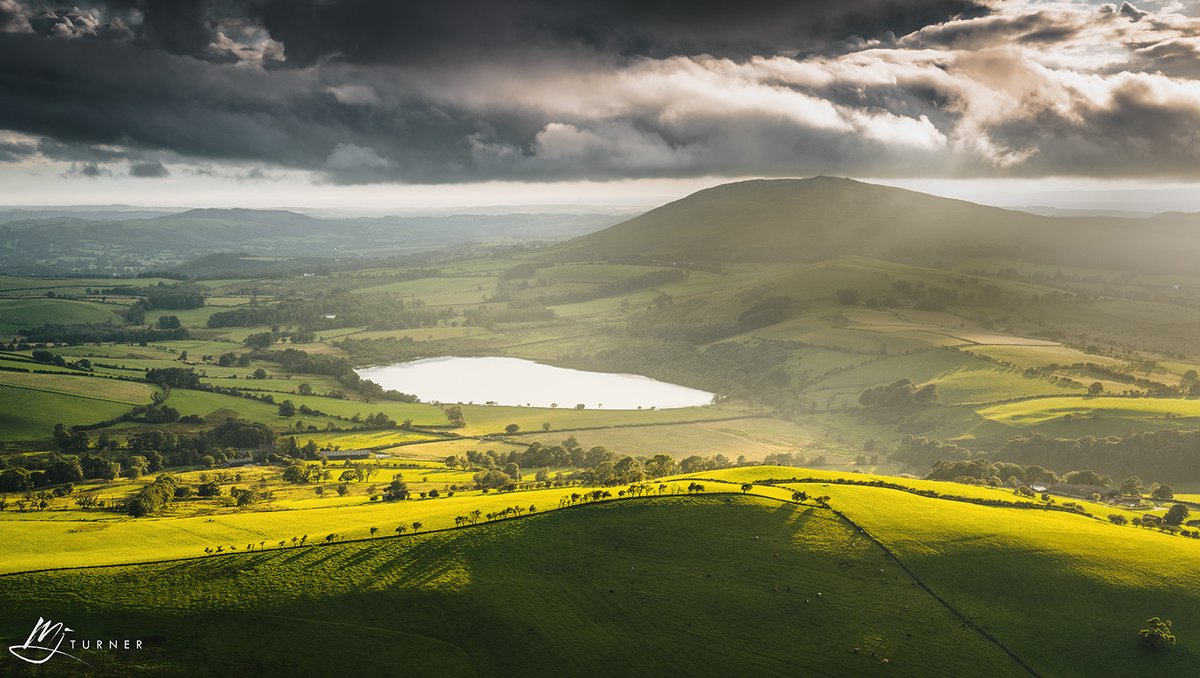 MJTurnerPhoto's tweet photo. Binsey and Over Water pictured from Longlands Fell at sunset a few weeks ago.  I just loved the light illuminating the tree-lined ridge in the foreground.

#LakeDistrict #Cumbria #LonglandsFell #Binsey #OverWater #LandscapePhotography https://t.co/NowRFAI5V7
