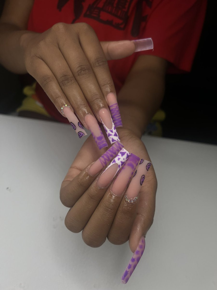 Shordewho's tweet photo. If anyone is attending ecu this fall and looking for a nail tech hmu🥰🩷💅🏾 !  

Nail page : poppinxtensions 

#252nails #252nailtech #greenvillencnails #greenvillencnailtech https://t.co/Q5pr4kC579