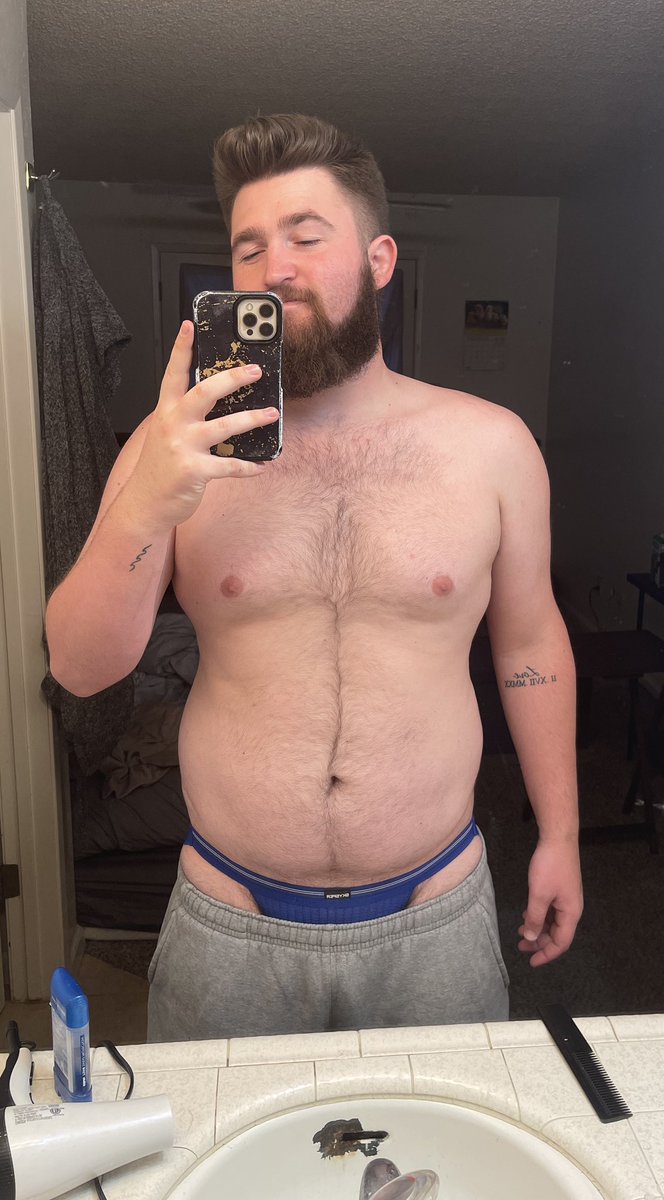 Whoops, shorts slipped 😏