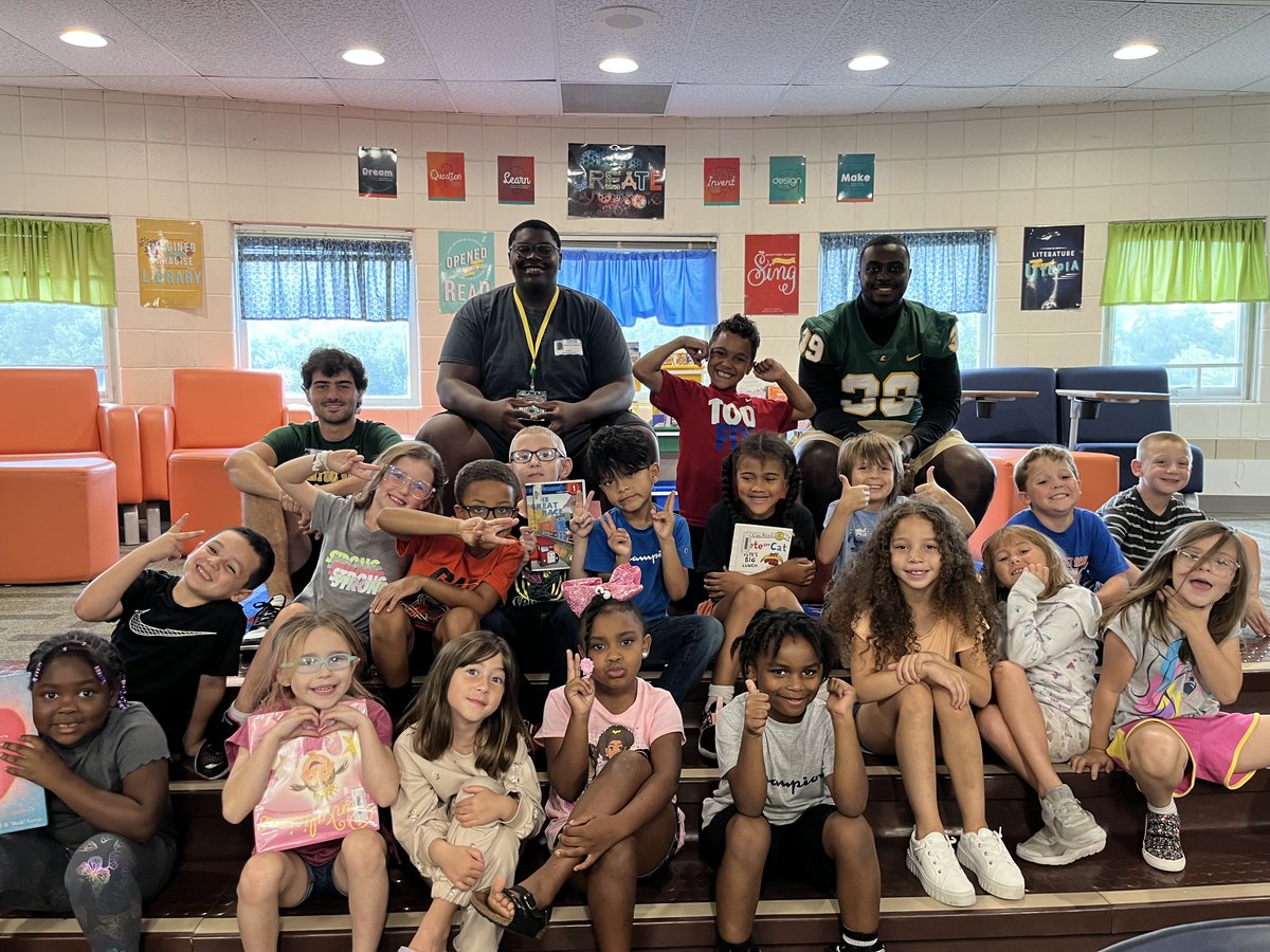 KYSUAthletics's tweet photo. Kentucky State Athletics Partners with Second Street School and Collins Lane Elementary for Community Service Event

#BredsInTheCommunity https://t.co/9w4mEEnLuP
