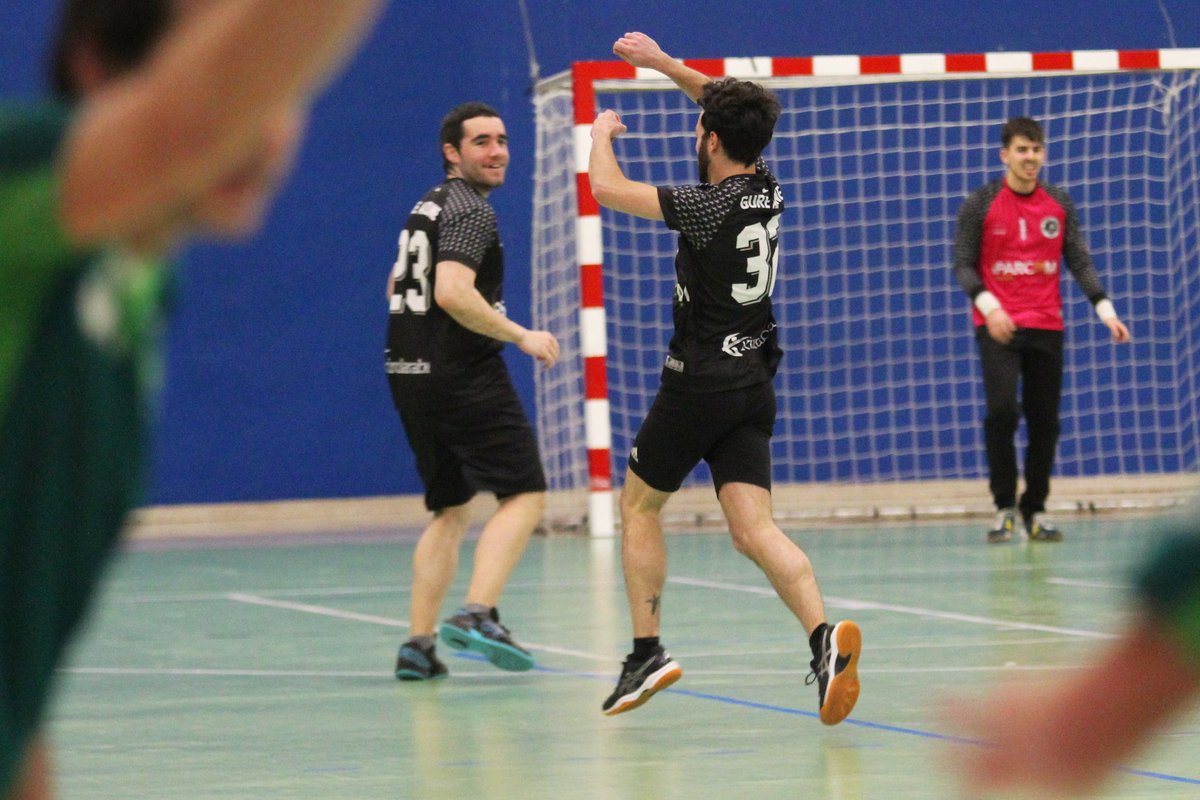 BalonmanoGure's tweet photo. Comunicamos que Daniel Sagasti, jugador del IPARCOM GURE AUZUNE ha decidido poner fin a su trayectoria como jugador. ¡Gracias por todo Sagas!
.
#gugaragure #somosequipodebarrio #balonmanoalavés #balonmano #aupagure #handball #iparcom #bkconsulting #kirolaraba #garalbidebar https://t.co/256ptBZOFe