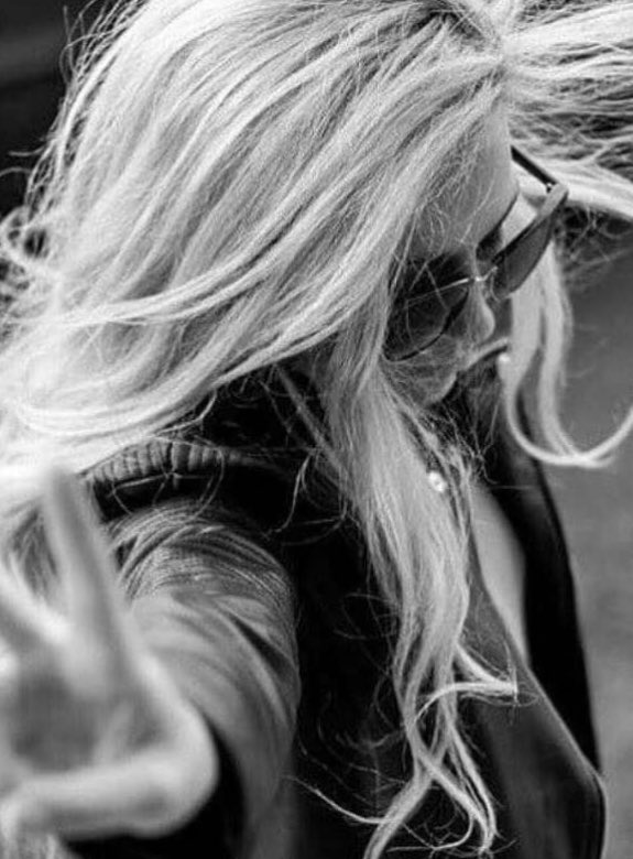 🌙🌙🌙

Ne zaman zengin oluruz....!!

kendi istediğimiz insanlarla vakit geçirebildiğimiz, mecburen yahut bir beklenti üzerinden ilişki kurmama konforuna eriştiğimiz noktada zenginizdir..
Çünkü ölümlüyüz!

ve  "ZAMAN"  çok kıymetli🌸

#geceye