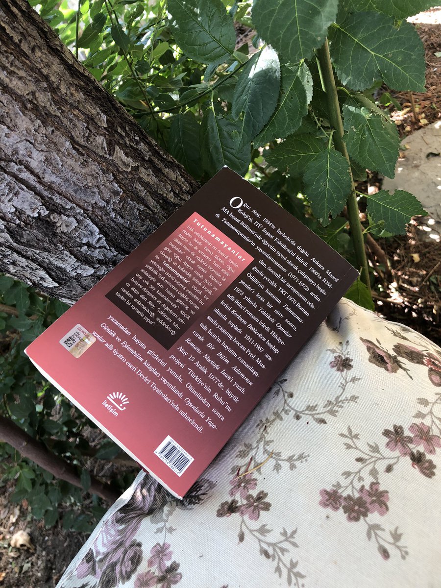 sanemkocusal's tweet photo. “Bir silgi gibi tükendim ben. Başkalarının yaptıklarını silmeye çalıştım.Mürekkeple yazmışlar oysa. Ben kurşun kalem silgisiydim. Azaldığımla kaldım.” 📙📕#Tutunamayanlar  #Oguzatay @okumagunlugum #iletişimyayınları #nekitapokuyorum https://t.co/0uQAHfaVM4