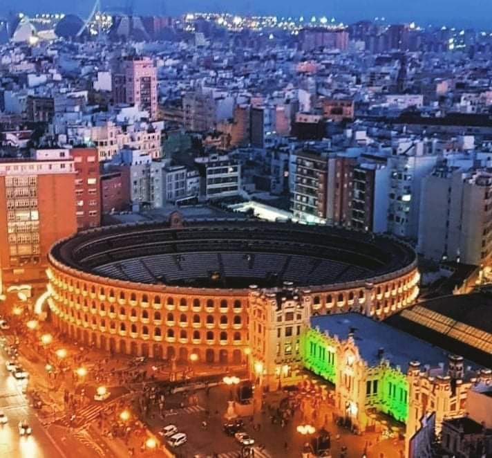 EsenciaToreo's tweet image. Preciosa vista nocturna de la plaza de toros de Valencia. Donde hay arte hay arte.
