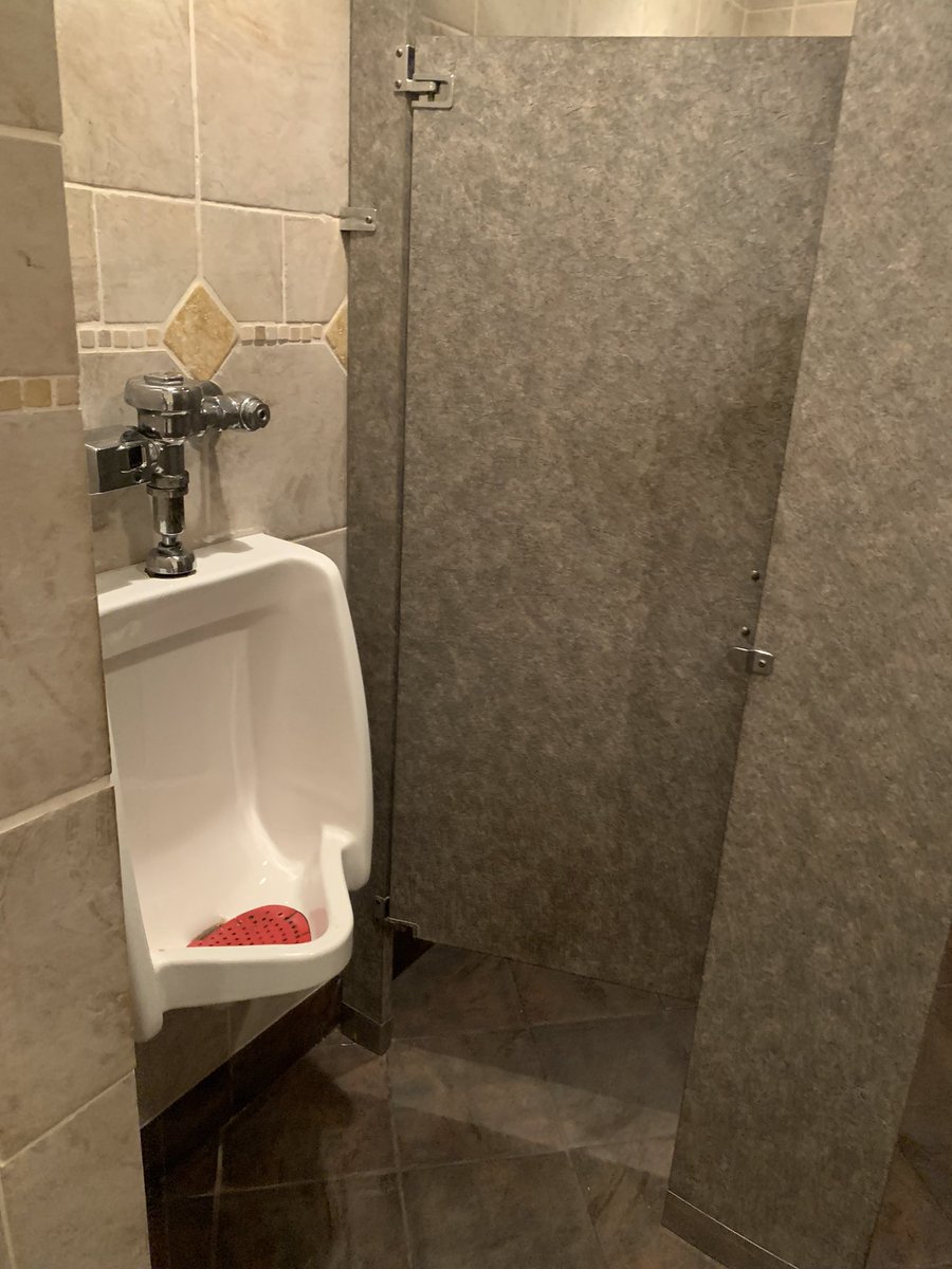 Gunnerj480's tweet image. Yo @Applebees what exactly is the idea with this bathroom layout? 🤔