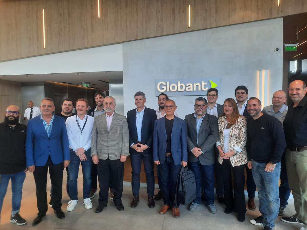 Hoy con amigos y disertando junto al grande de  <a href="/Chgaray/">Carlos Garay</a> , #concientizando a las #pymes. Felicitaciones <a href="/corlabgob/">CorLab</a> por la iniciativa junto al <a href="/cbahackerspace/">Córdoba Hacker Space</a> . Por mas iniciativas de este tipo! Juntos somos mas!! @puntonetsol <a href="/CIIECCA/">CIIECCA</a>