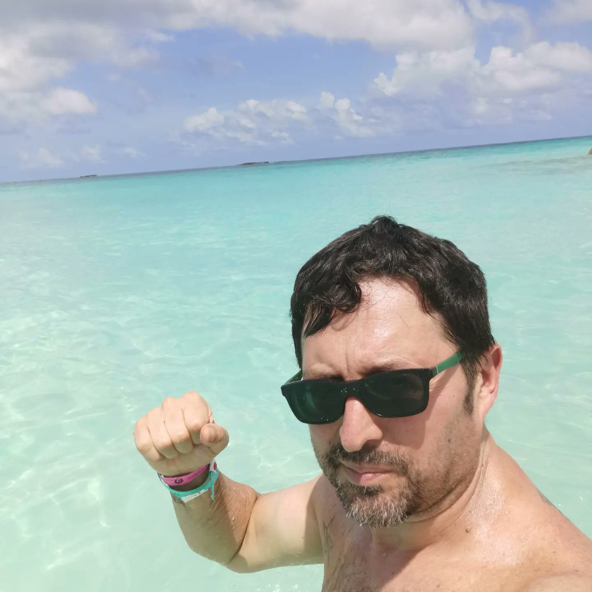 SlyEnzo's tweet image. Bello e spensierato nel mare dei Caraibi