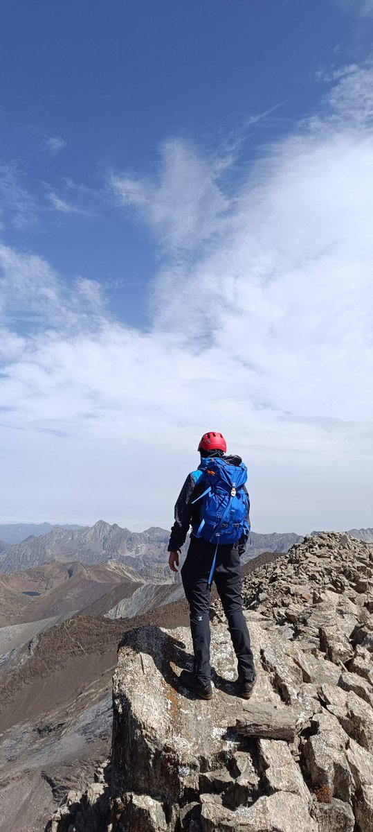 sandp36's tweet photo. Pues trabajamos para ello y lo conseguimos. #Posets (3369m) por la #CrestadeEspadas, 2a cima del #Pirineo. Objetivo conseguido. Ya pensando en el próximo. 
No puedo estar más orgulloso d este chaval. 23km con +2100m y -2500m. (+-4600m). El podium completo del Pirineo es nuestro. https://t.co/CfG4aSsDTM