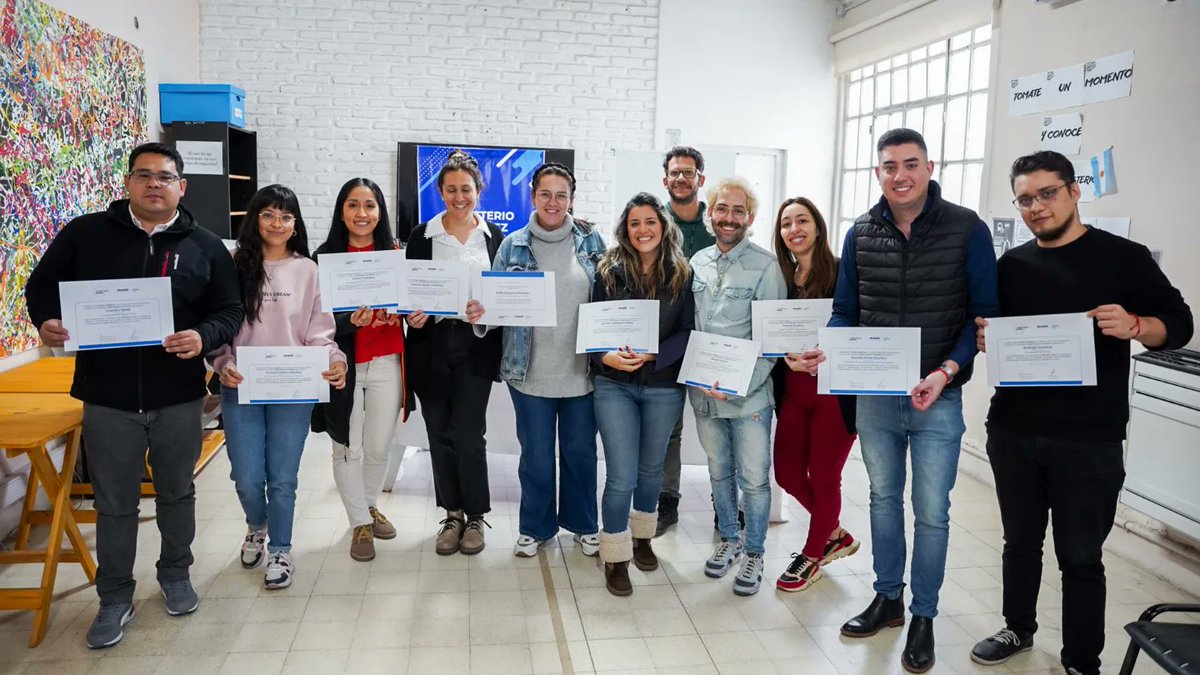sofiasanucci's tweet photo. 📝 Entrega de diplomas para el #GabineteJoven y reunión de trabajo en donde hicimos un resumen de lo trabajado en conjunto. Un balance que nos ayuda a seguir proyectando y pensando en pos de las juventudes de nuestra Provincia 💡🤩 https://t.co/4U5spFAxDT