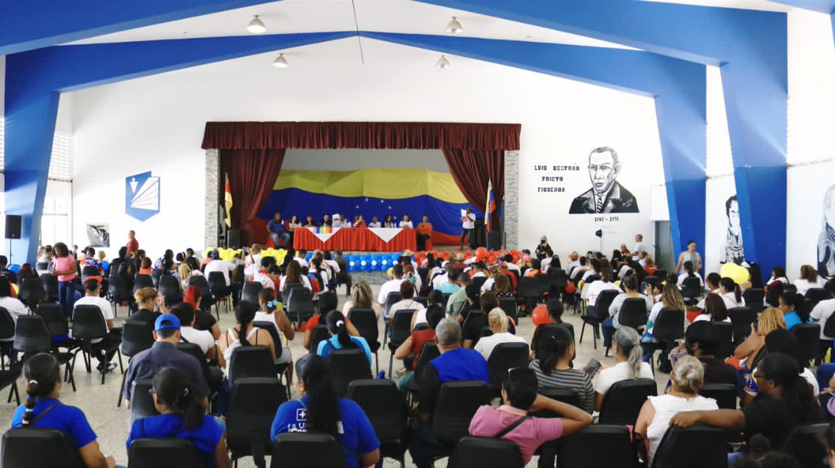 GabrielaEsSucre's tweet photo. Con gran alegría celebramos el encuentro de los movimientos sociales, comunas, religiosos y del Gran Polo Patriótico, respaldando las políticas sociales de nuestro Presidente @NicolasMaduro ¡Seguimos leales y venciendo! #BricoMilesPorTodoElPaís https://t.co/LIBAyVSiYO
