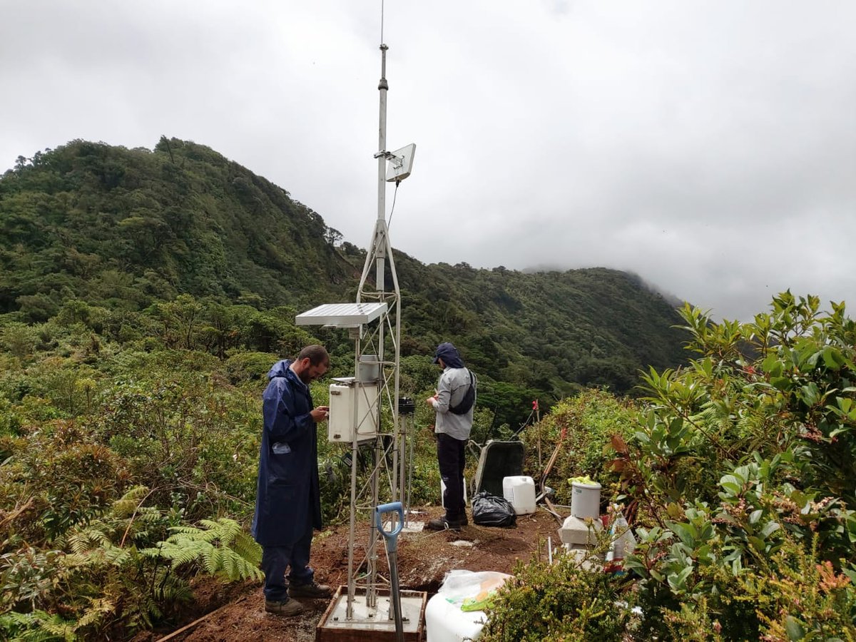 CNECostaRica's tweet photo. Como parte de las labores de alerta temprana hacia la población en Aguas Zarcas de San Carlos, luego del deslizamiento en el Parque Nacional Juan Castro Blanco, este miércoles se instaló la estación meteorológica, lo que permite monitorear las lluvias  en la parte alta del río. https://t.co/aXOFzm8Bwn