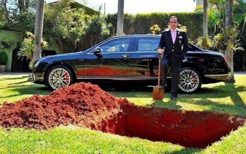pierpi13's tweet photo. Nel 2013, il miliardario Thane Chiquinho Scarpa, diede scandalo quando annunciò di voler sotterrare la sua Bentley da 400mila dollari così da poterla guidare una volta passato a miglior vita.
In molti lo criticarono aspramente accusandolo di essere un eccentrico folle, e sostenendo che sarebbe stato meglio dare l'auto in beneficenza.
Pochi giorni dopo, tuttavia, la storia prese una piega molto differente, quando Scarpa postò una foto di sé stesso durante una conferenza stampa per la promozione della settimana nazionale del Brasile per le donazioni di organi. Dietro di lui, su un banner, si poteva leggere: "è assurdo seppellire qualcosa che ha un valore molto più alto di quello di una Bentley: i tuoi organi".
Tutta l'iniziativa era una trovata pubblicitaria per promuovere la donazione di organi. La seconda foto postata su Facebook era accompagnata da questa caption: "Non ho seppellito la mia auto, ma ognuno pensava che fosse un'idea assurda, quando ho annunciato di volerlo fare. Ma è assurdo seppellire i nostri corpi, che possono salvare molte vite. Nulla ha più valore. Sii un donatore, dillo alla tua famiglia."