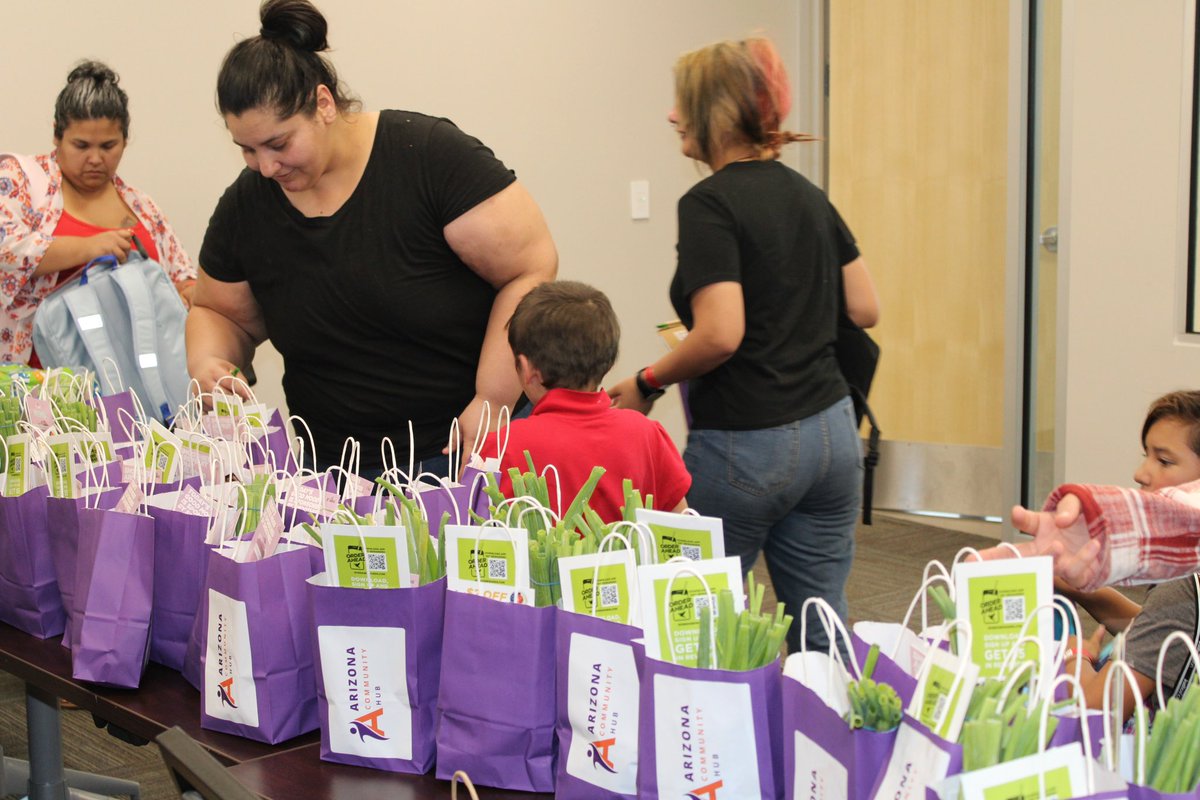 TeamYassamin's tweet image. Our office provided community members with: 
🎒 1,200 backpacks 
📒 500 notebooks 
🌽 500 fresh veggie bags from @ProjectRoots1 
🍔Dinner from Aioli Gourmet Burgers 
✂️ Haircuts from Mobile Cutz
🎨 Face painting from Luz Balloons LLC 
🩺 Healthcare screenings from @CVSHealth