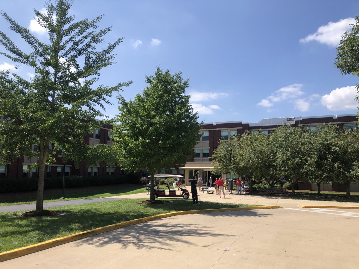 Move in day for first year students at ⁦⁦<a href="/SIUE/">Southern Illinois University Edwardsville | SIUE</a>⁩   Congrats new Cougar students and families! ⁦<a href="/FOX2now/">FOX2now</a>⁩