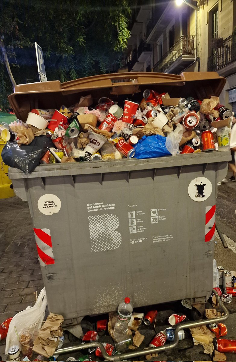 AnneFornier's tweet photo. Ni siquiera sé si merece la pena comentarlo. 
Conciencia, comunicación, ¿y sin embargo? 
#Barcelona #fiesta #barrio #Gràcia #agenda2030 #ods #sostenibilidad #? #¿ https://t.co/BNbbO7nNyu
