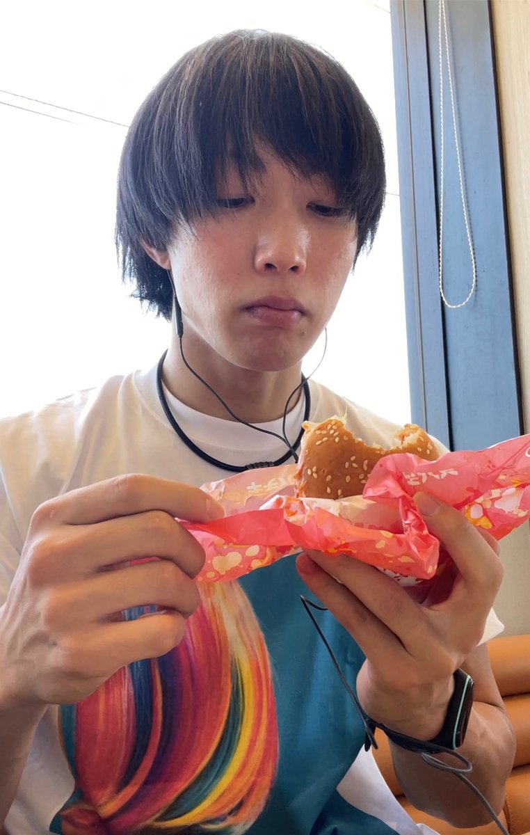 tomo_blogs's tweet image. 本当にビールが飲みたいのか。僕の場合は9割ノンアル、１割アルコール。筋トレのせいか、ビールをほぼ飲まなくてもいい思考に変化。ビールを飲むと「筋トレできない」「筋肉合成が非効率」「食欲が増す」「お金がかかる」「思考が止まる」などのデメリットがある。ご褒美はたまにあるかご褒美なのだ。