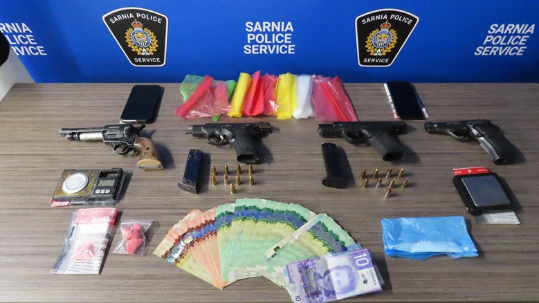 ObserverTerry's tweet image. Sarnia man, young Toronto duo swept up in Colborne Road raid that allegedly uncovered two loaded firearms and nearly 19 grams of fentanyl all out on bail tinyurl.com/33jx43cm