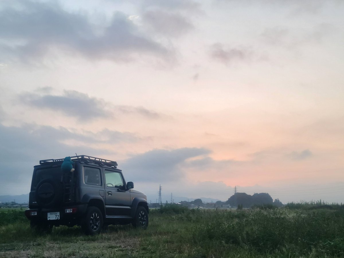 susan_929's tweet photo. どぉ⁉️
早く目覚めたので朝日拝めそうな田んぼのど真ん中行ってきた🚗³₃
#BJ74
#ジムニー
#ジムニーシエラ https://t.co/pbSrKQ4oMu