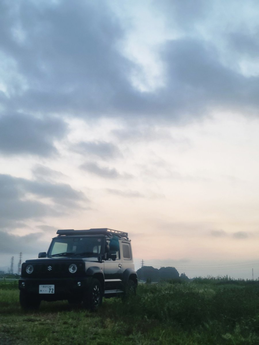 susan_929's tweet photo. どぉ⁉️
早く目覚めたので朝日拝めそうな田んぼのど真ん中行ってきた🚗³₃
#BJ74
#ジムニー
#ジムニーシエラ https://t.co/pbSrKQ4oMu