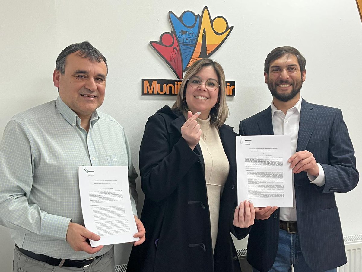 Fortaleciendo la acción cultural en Tierra del Fuego. Seremi <a href="/diegogarciagCAP/">Diego García García</a> y alcalde de Porvenir, José Gabriel Parada firmaron un convenio de colaboración para la elaboración del Plan de Gestión del Espacio Casa de la Cultura de esa comuna, período 2024-2027.