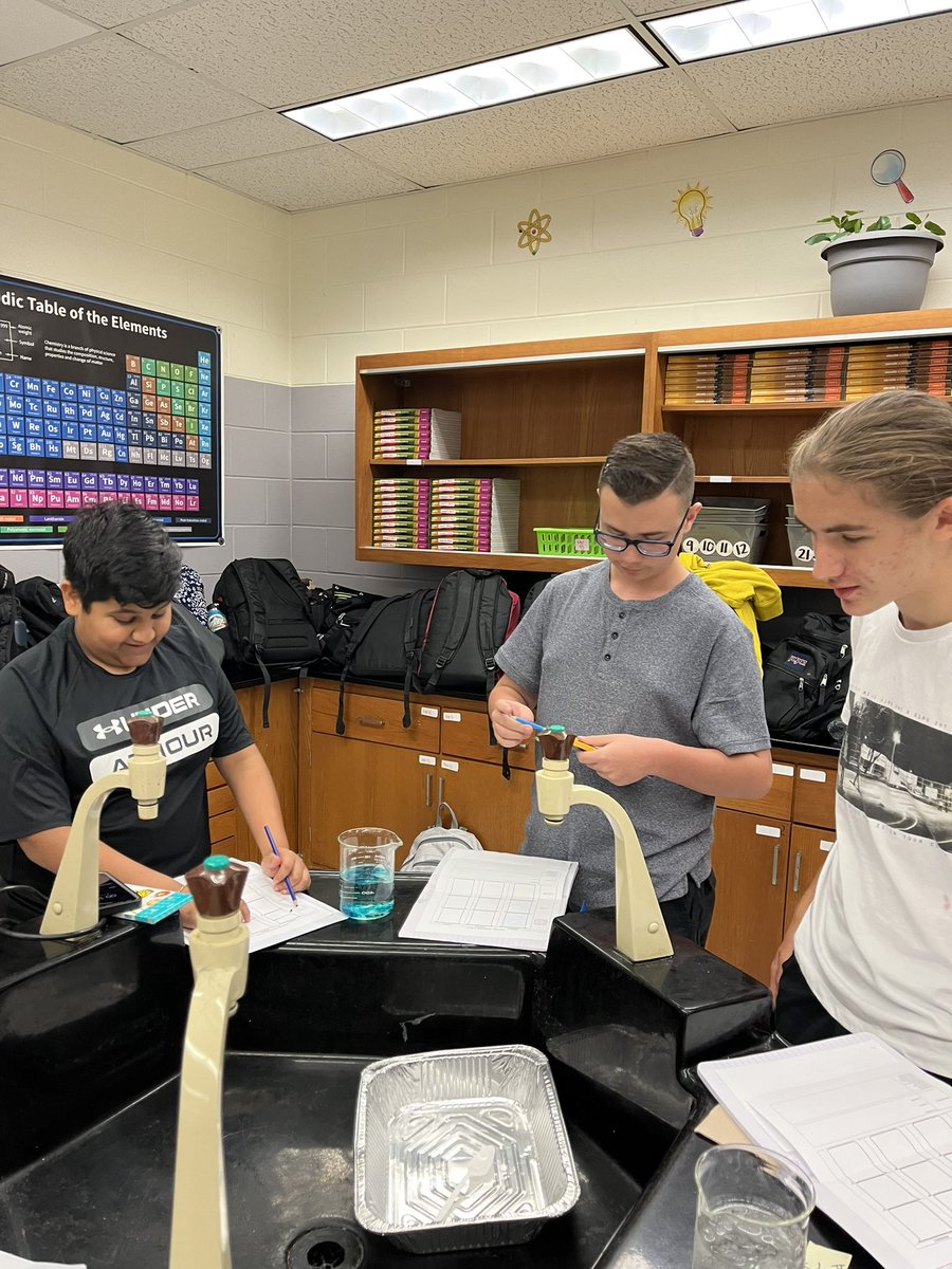Physical Science students working on a kinetic theory lab #WeAreRoyal <a href="/RRMSRoyalKnight/">RRMS</a>