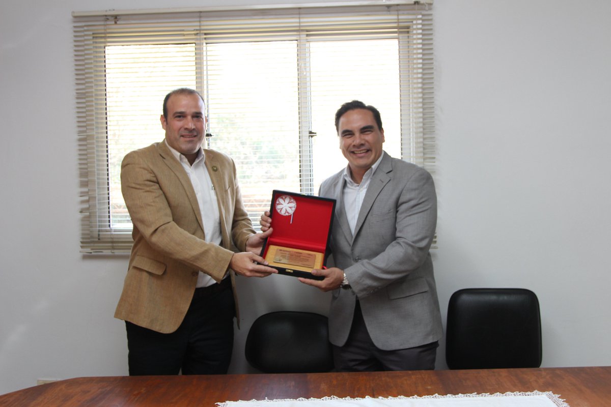SENAVEParaguay's tweet photo. 🤝El #SENAVE entregó un reconocimiento al proyecto Sistemas y Tecnologías Agropecuarias que Facilitan el Comercio @TFASTPy, por el apoyo para el fortalecimiento institucional en lo referente a procesos de exportación, importación y tránsito de productos agropecuarios en Paraguay https://t.co/iR6VwrIrwd
