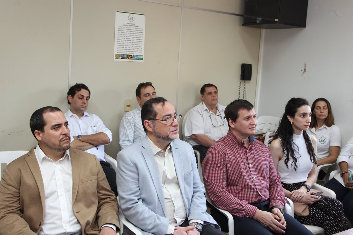 SENAVEParaguay's tweet photo. 🤝El #SENAVE entregó un reconocimiento al proyecto Sistemas y Tecnologías Agropecuarias que Facilitan el Comercio @TFASTPy, por el apoyo para el fortalecimiento institucional en lo referente a procesos de exportación, importación y tránsito de productos agropecuarios en Paraguay https://t.co/iR6VwrIrwd