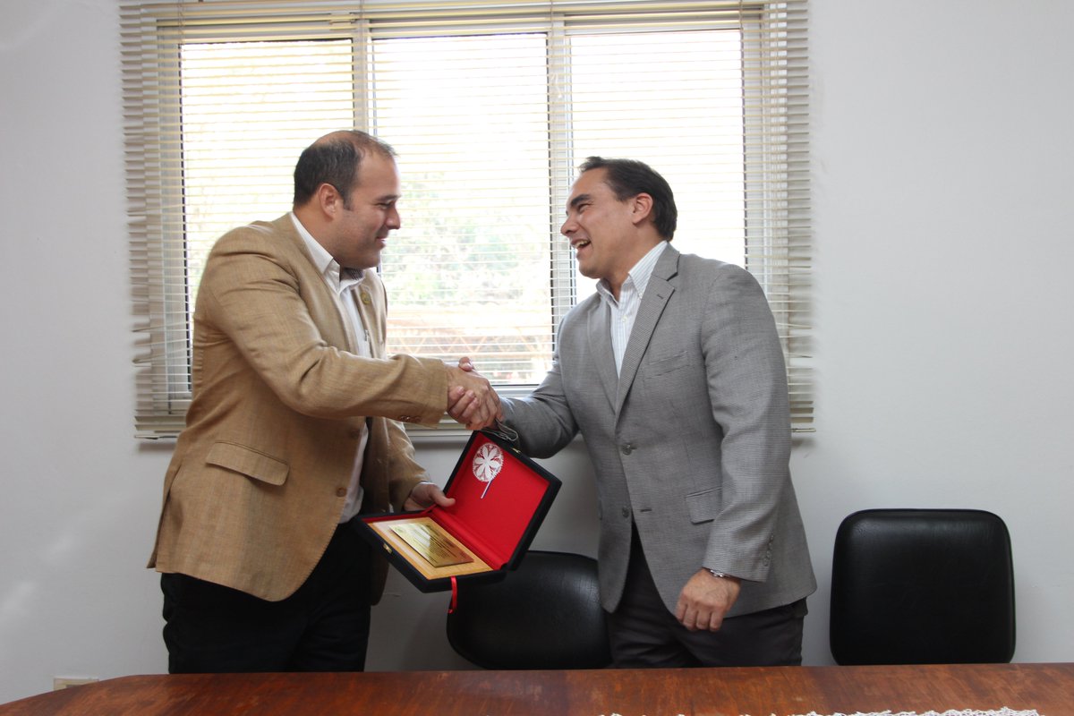 SENAVEParaguay's tweet photo. 🤝El #SENAVE entregó un reconocimiento al proyecto Sistemas y Tecnologías Agropecuarias que Facilitan el Comercio @TFASTPy, por el apoyo para el fortalecimiento institucional en lo referente a procesos de exportación, importación y tránsito de productos agropecuarios en Paraguay https://t.co/iR6VwrIrwd