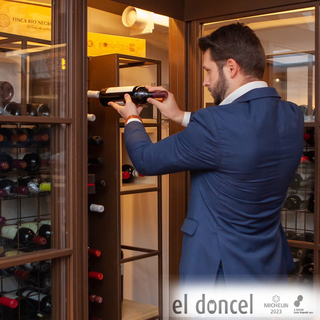 eldoncel_'s tweet photo. Nuestro Sommelier @andreipopasomm elabora con maestría el arte del maridaje idóneo para cada plato.
La Bodega de #eldoncelrestaurante cuenta con una extensa oferta de referencias de todo el mundo.
#eldoncelhrestaurante #siguenza #estrellamichelin⭐️ #hoteles #hotelconencanto https://t.co/Sfw5rBhWZm