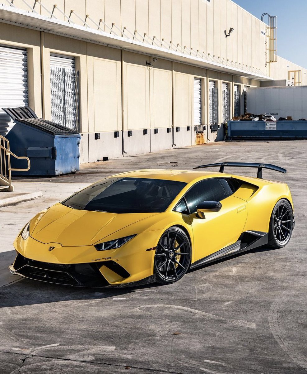 LuxuryCars365's tweet photo. Lamborghini Huracan Performante 🍋 https://t.co/BEYiTqwkwu