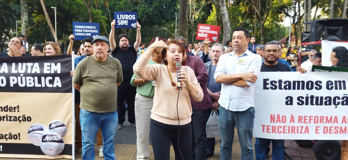 CUTsaopaulo's tweet photo. Ato da APEOESP nesta quarta (16), na Praça da República, no centro de São Paulo, contra o boicote ao Plano Nacional do Livro Didático (#PNLD) e em defesa da liberdade de aprender e de ensinar!
Fotos: Alexandre Trindade/CUT-SP https://t.co/b3lBcZhO2k