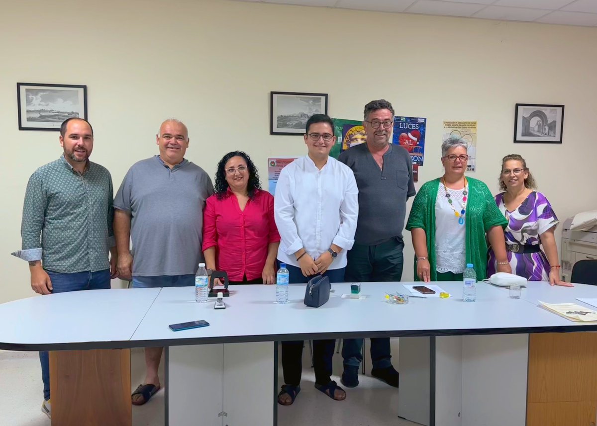 faavvmerida's tweet image. Presidente: Óscar Rueda (Nueva Ciudad).
Vicepresidenta: Blanca Gomez (San Juan).
Secretario: Paco Salguero (María Auxiliadora).
Tesorera: Mamen Jimenez (Santa Eulalia).
Vocal: Carlos Villarino (La Heredad).
Vocal: Macarena Bonifacio (San Andrés).
Vocal: Paco García (San Agustín)