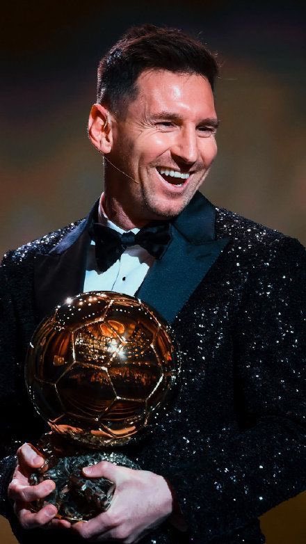 بكل الكرات التي فاز بها وحتى الكرات التي خسرها 

صدقا ما حدا بيقترب حتى من ربع مستواه 

ما حدًا بيتقارن حتى بربع تأثيره 

يا أخي موهبة بتحس عندها توحد في كرة القدم 

شيء غير معتاد وغير مسبوق ومستحيل حتى نشوف شي بيشبهه مستقبلا . 

مع اقتراب حفل كل كرة ذهبية بترجع صورة هذا