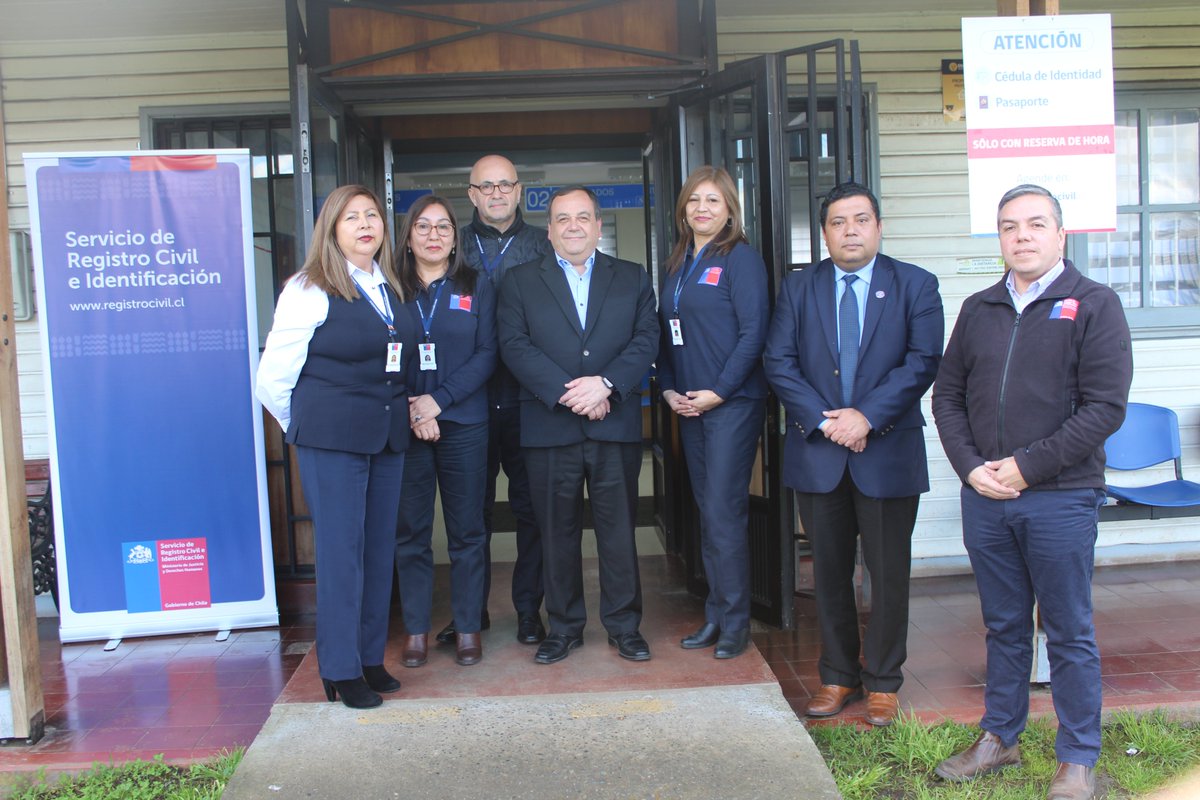 MinjudhLosRios's tweet photo. En #RíoBueno, el seremi @MinjudhLosRios, @EMatusF, asistió a la entrega de la remodelación de la oficina del @RCivil_LosRios de la comuna junto al Director Nacional del @RegCivil_Chile, @omoralesmarquez. La inversión mejora la calidad de la atención de las personas. https://t.co/LLsdU4ijEK