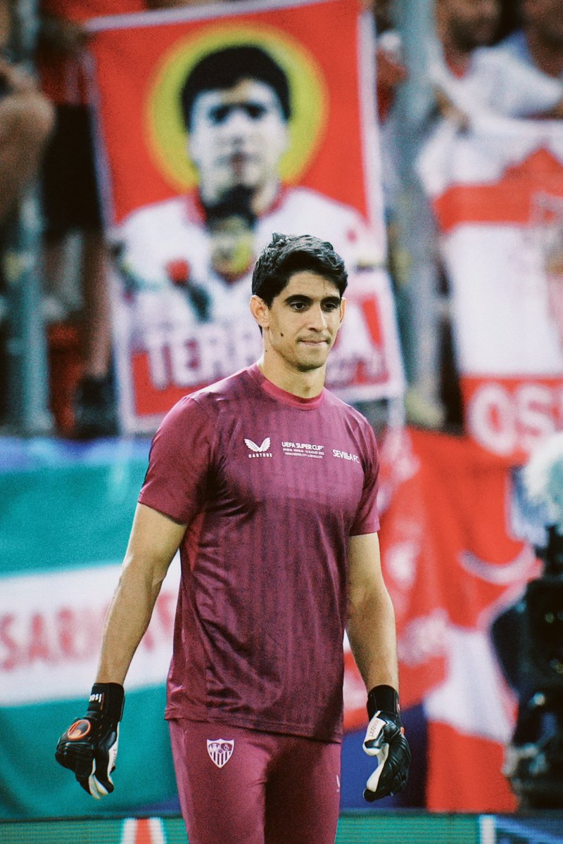 AlekVhera's tweet photo. Leyenda absoluta, el mejor portero de nuestra historia y único zamora. 

Gracias eternas. https://t.co/EHwVPmnAi1