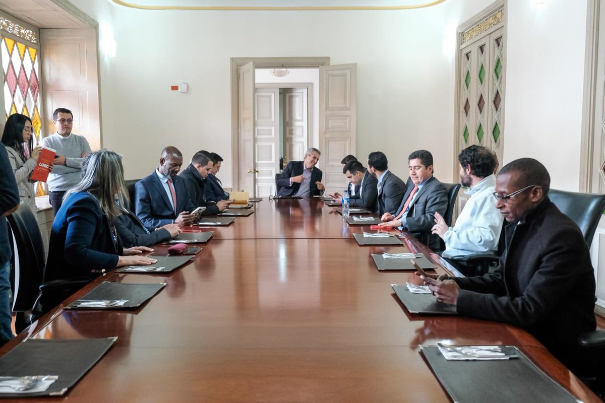 velascoluisf's tweet image. Me reuní con las bancadas de Gobierno de la @ComisionPrimera de @CamaraColombia con el objetivo de conversar sobre la agenda legislativa y el #AcuerdoNacional propuesto por el presidente @petrogustavo | @mininterior @pactocol @partidoliberal @alianzaverde_ @ComunesCol #CITREP