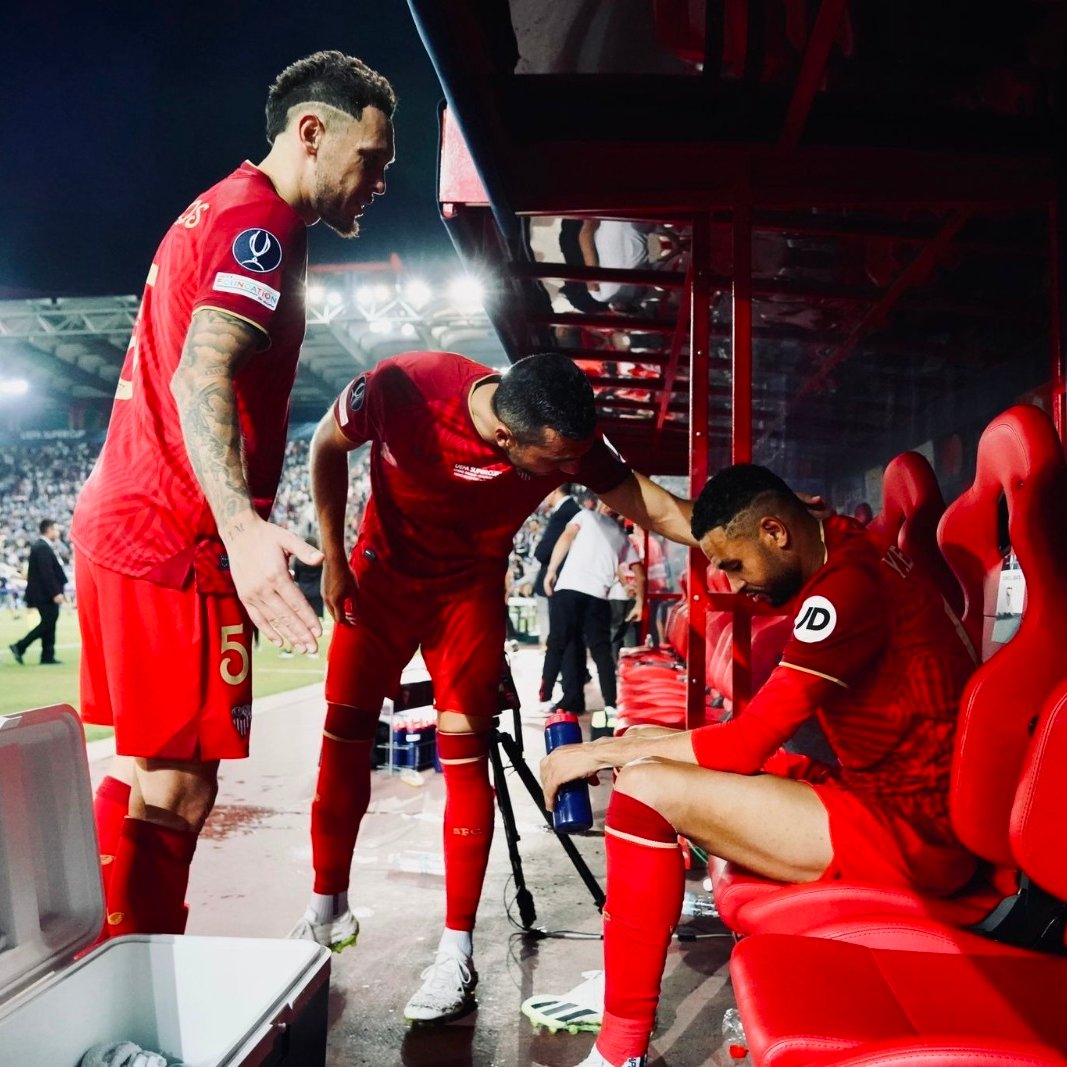 SevillaFC's tweet photo. 👏🏻 Cabeza ALTA, equipo.