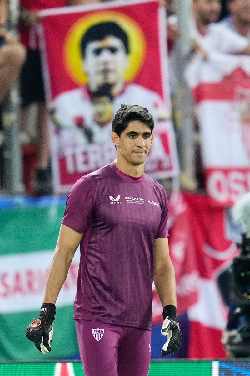 14eduSanina's tweet photo. Gracias, gracias y mil veces gracias, @Bonoyass. El mejor portero de nuestra historia, sin debate. Dos títulos de Europa League y el único Zamora en la historia del club llevan tu nombre. Sevilla y el Ramón Sánchez-Pizjuán siempre serán tu casa. Uno de los nuestros, por siempre. https://t.co/x2c34fGWSK