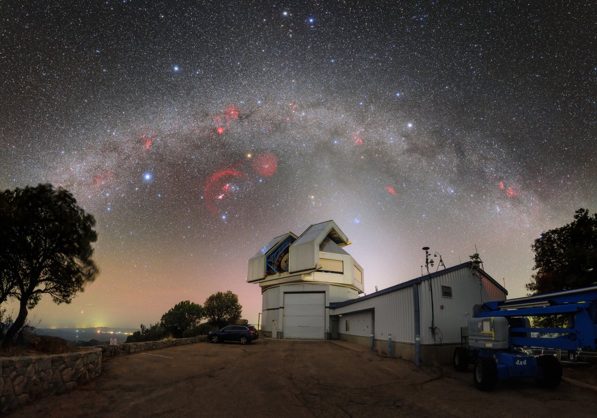 The Milky Way and colorful celestial objects stretch over @KittPeakNatObs, a Program of NSF’s @NOIRLabastro in this 📷of the WIYN 3.5-meter🔭. Above the WIYN 🔭is a pantheon of constellations & their stellar companions. 📷:KPNO/NOIRLab/NSF/AURA/P. Horálek noirlab.edu/public/images/…