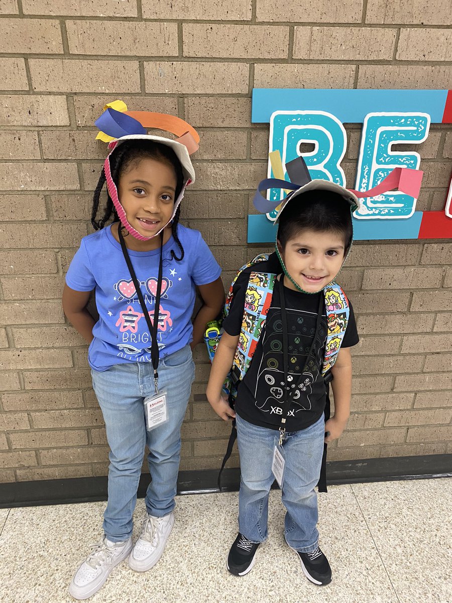 1st grade LINE hats 🎩 students learned about different lines to make using strips of paper. Still one of my favorite activities 🩷#MyAldine #AmplifyAldineArt #EscamillaBulldogs @Escamilla_AISD