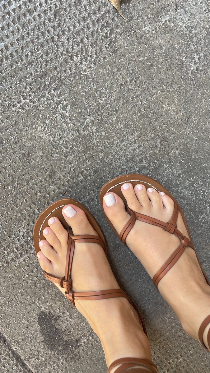 Domani mattina voglio fare shopping e cashmeet. 
Chi c’è a Milano delle mie vacchette??
<a href="/findomitalia/">Findom Italia</a> #moneyslave #feet_lover #feetfethish #findomgoddess #findom #paypig #humanatm #feetpicsforsales