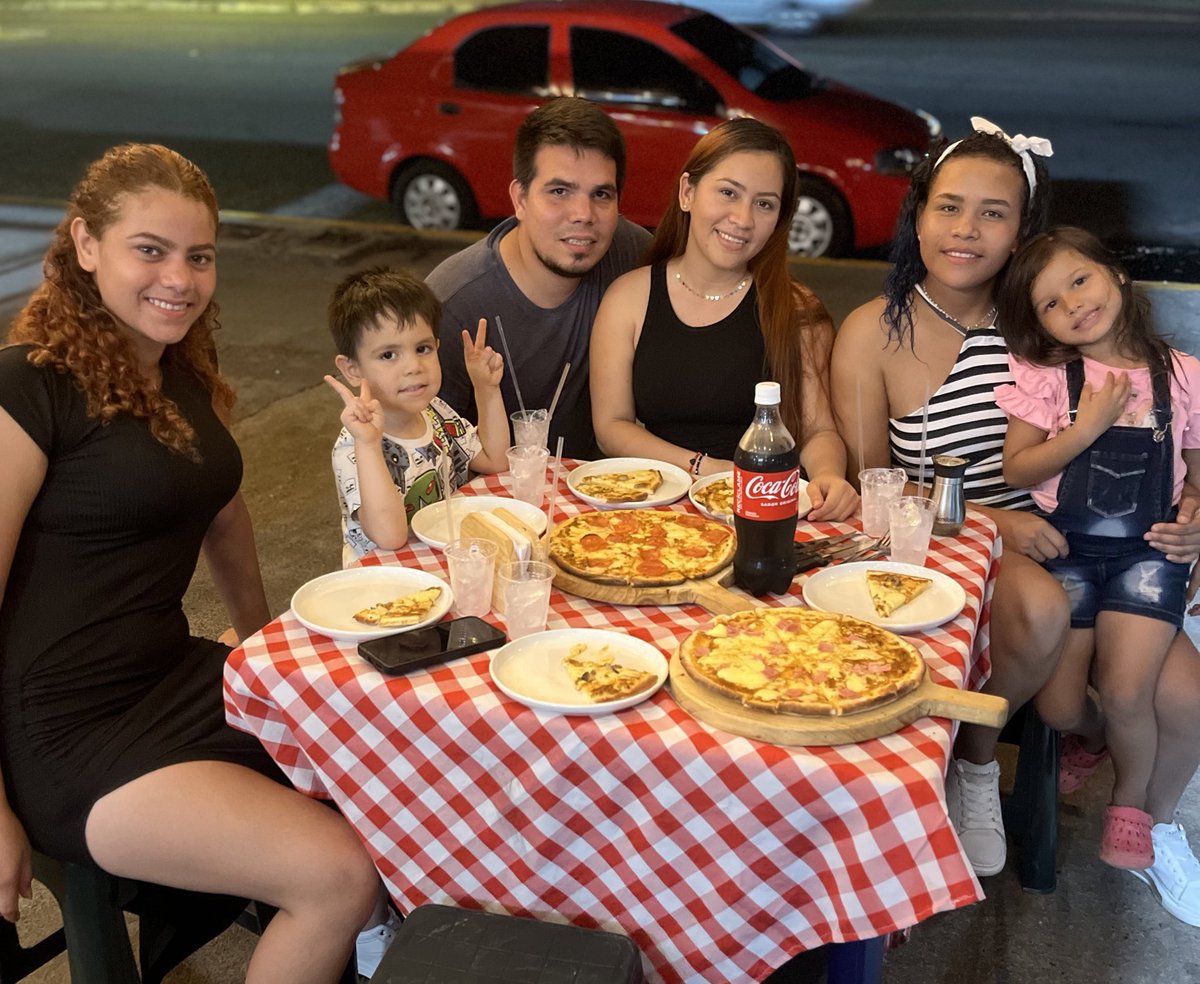 Cenar una pizza SIEMPRE ES BUENA OPCIÓN cualquier día de la semana 🍕❤️