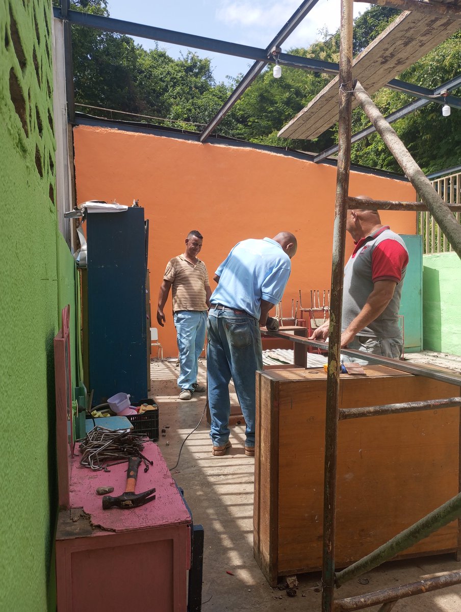 CircuitoSB's tweet photo. Así van los Avances en el Cambio de Techo de la UEE FRANCISCO DE MIRANDA, Municipio Paz Castillo del Estado Miranda. Dados por FEDE- MPPE @_LaAvanzadora @rosabecerra3 @HectoRodriguez @NicolasMaduro @cdcepazcastillo https://t.co/TgMw3NNbe2