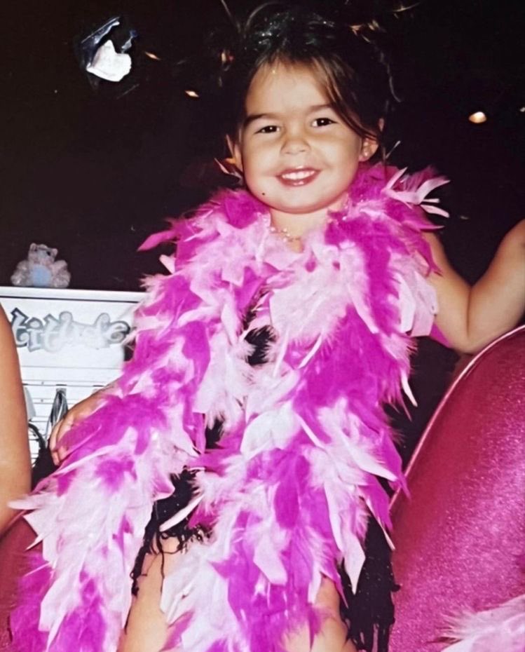 addsnlover's tweet photo. this tiny girl is literally dropping an album 😭😭😭😭😭😭😭💗💗💗 https://t.co/SCO6ADkpMy
