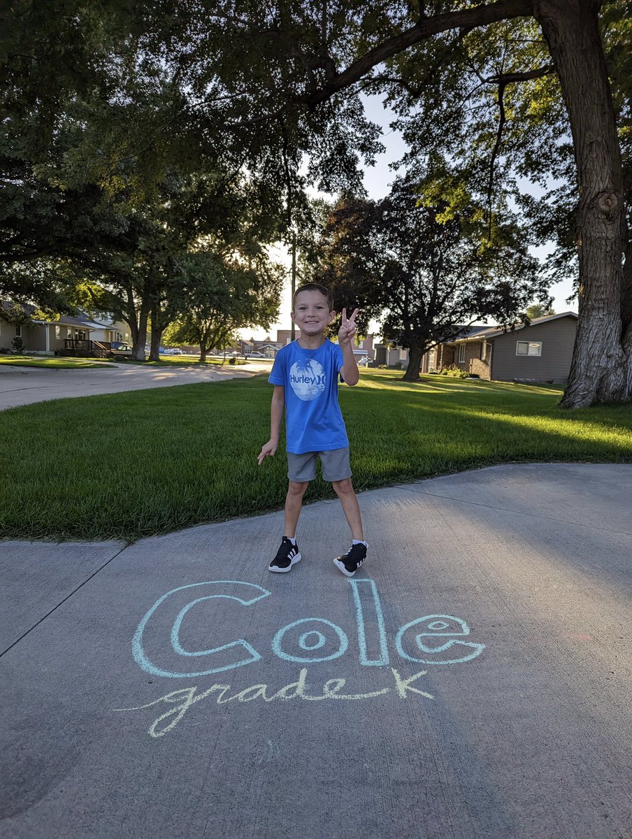laurenrabourn's tweet photo. π BACK TO SCHOOL π
I hope school is ready for this squad!
Cole - Kindergarten
Owen - 2nd Grade
Emma - 7th Grade
Itβs gonna be a great year. Now, go be amazing!
#workhardandbenicetopeople https://t.co/CbiM1X8gol