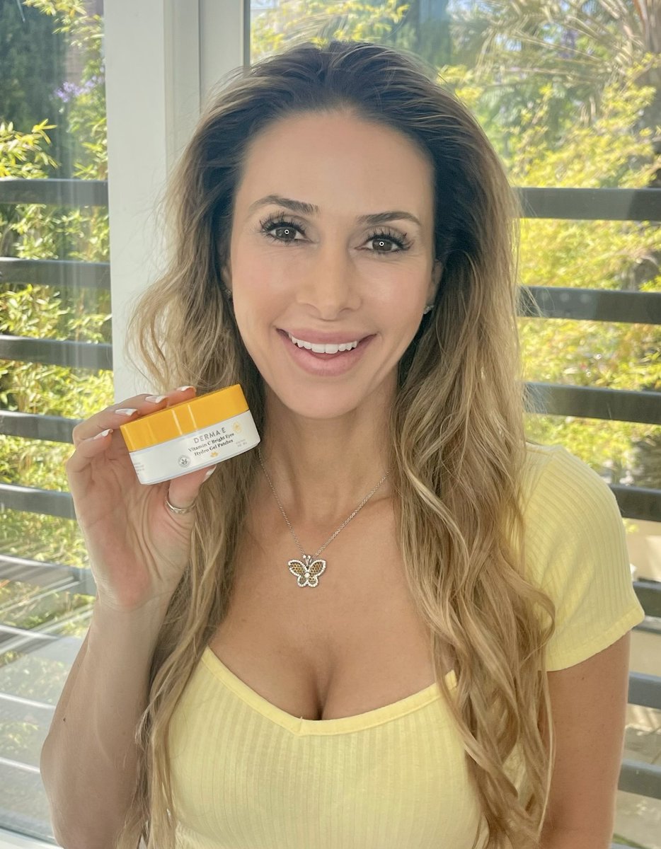 beautymomme's tweet image. “Treat yourself like someone you love 💕 “ -SW and that includes some self care for your skin. #ad It’s officially back to school and sometimes it can be a little hectic and wreck havoc on your skin.  WATCH what I use to help from @derma_e instagram.com/reel/CwBVjxeIH… #BackToSchool