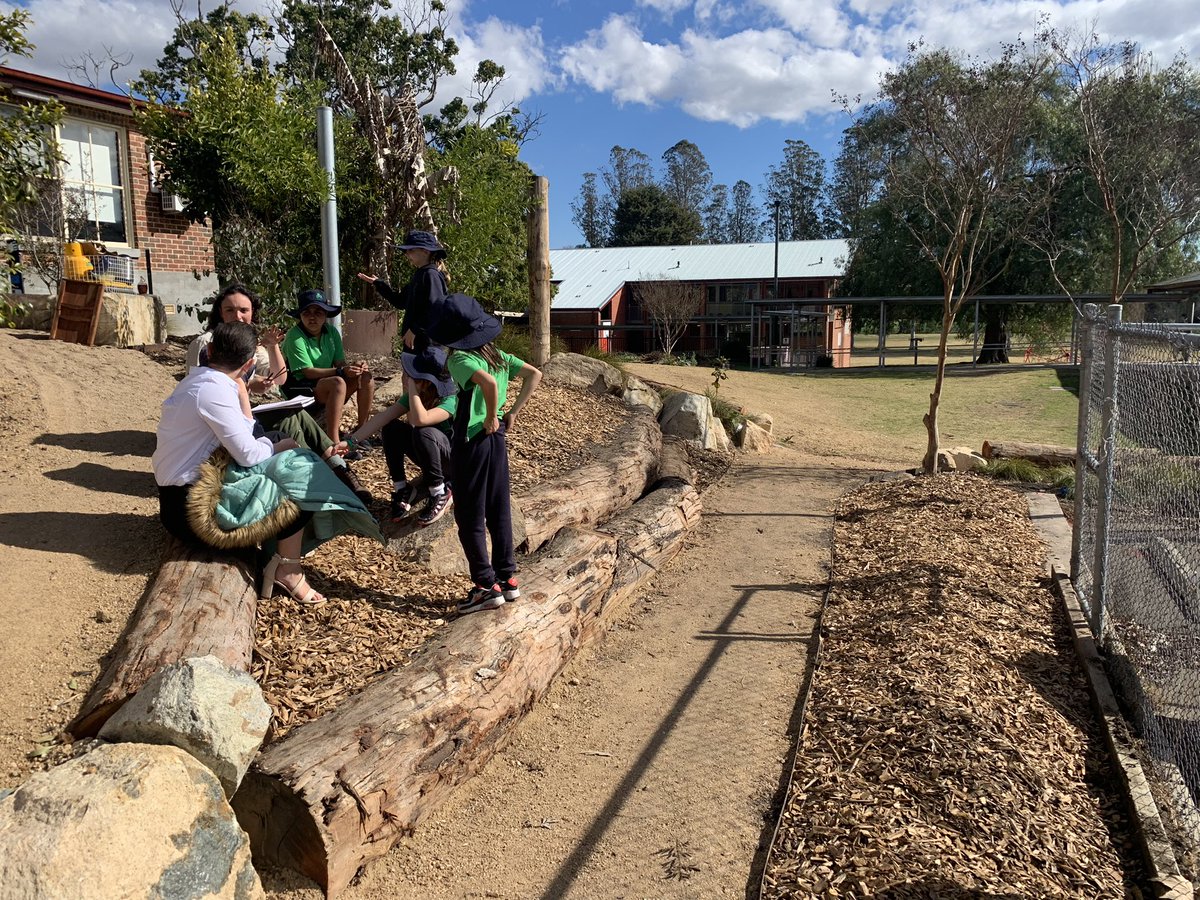 Cliodhna with her sista program at Bega PS working with stage2 First Nations girls to design their new cultural learning space, yarn and have some bush tea 😋 <a href="/BotanicSydney/">Botanic Gardens of Sydney</a> #youthcommunitygreening spreading the 🌱💚