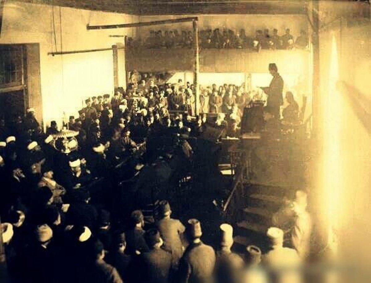 23 Nisan 1920'de meclisi dualarda açtıktan sonra kürsüye çıktı ve dedi ki:

"İşittim ki, bazı arkadaşlar yoksulluğumuzu bahane ederek memleketlerine dönmek istiyorlarmış. Ben kimseyi zorla Milli Meclise davet etmedim. Herkes kararında hürdür, bunlara başkaları da katılabilirler.