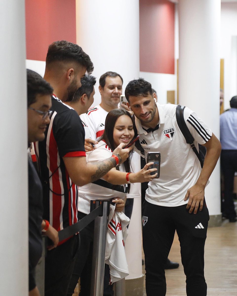 SaoPauloFC's tweet photo. Noite de clássico decisivo! 

#VamosSãoPaulo 🇾🇪

📸 Rubens Chiri / saopaulofc https://t.co/zxhTD4mjp7
